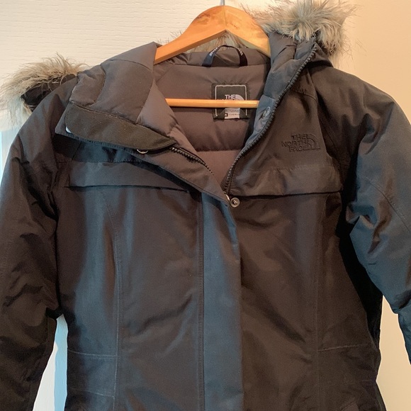 North Face women’s parka with faux fur hood. - Picture 7 of 10